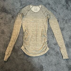 Athleta ruched long sleeve top. Grey and white. Size Small.